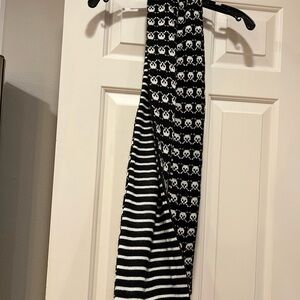 Fun skull/crossbones scarf reversible to stripes